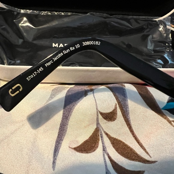 Marc Jacobs Sunglass. - Picture 5 of 6